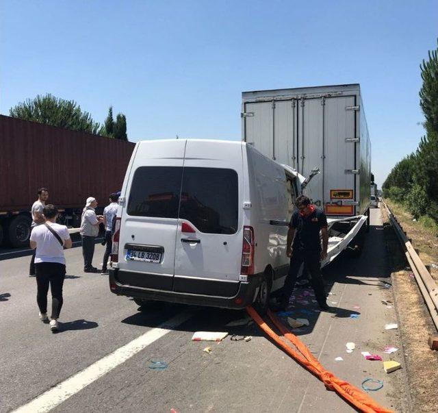 Tem Otoyolunda Panelvan Tır’a Arkadan Ok Gibi Saplandı