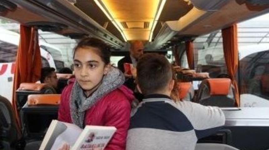Yolculuk Boyunca Kitap Okusunlar Diye Kitap Dağıttılar