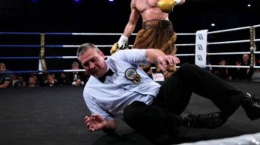 Ringde Yere D&uuml;şen Hakem İzleyenleri Korkuttu