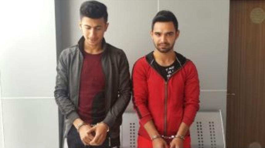 &Ccedil;aldıkları Sigaraları Satarken Yakalandılar