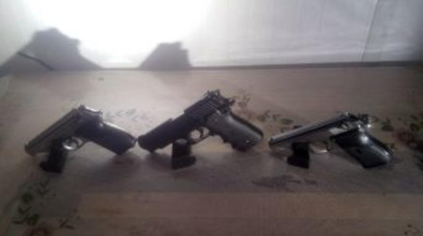 Otomobilin Motoruna Ruhsatsız Tabanca Gizlediler