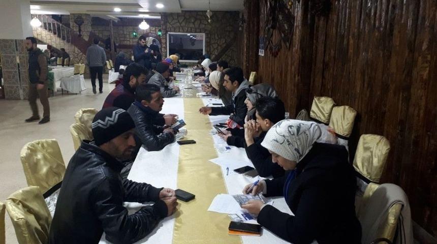 Savaştan Kaçan Ailelere Kışlık Kart Verildi