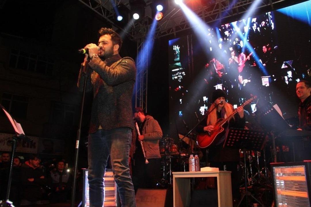 Biga&rsquo;da İndirimli Alışveriş G&uuml;nleri Yusuf G&uuml;ney Konseri İle Tamamlandı