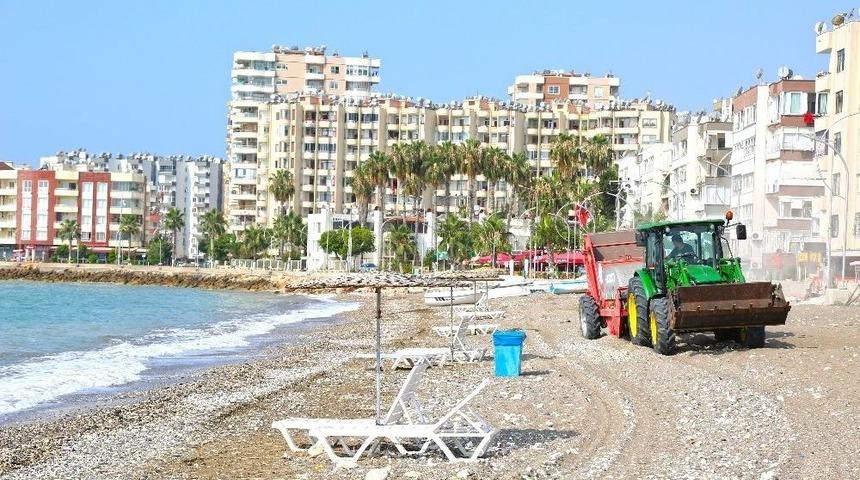 Mezitli Sahilinde Taş Temizliği Yapıldı