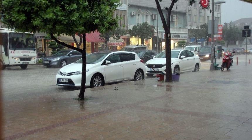 Hatay&rsquo;da Aşırı Yağış, Sele Neden Oldu