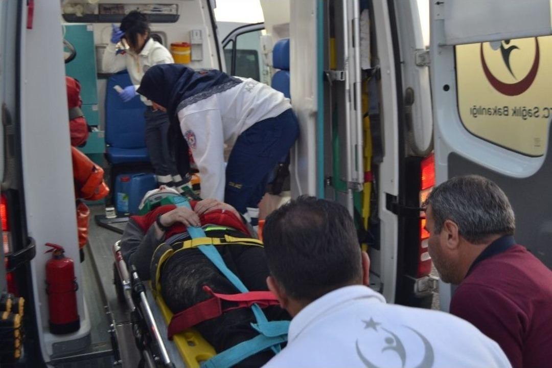 Hareket Halindeki Servisten Yola D&uuml;şen Liseli Kız Yaralandı