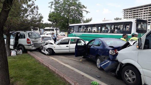 Kayseri’deki Zincirleme Trafik Kazasında 8 Araç Birbirine Girdi