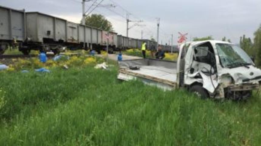 Tavşanlı&rsquo;da Y&uuml;k Treni İle Kamyonet &Ccedil;arpıştı: 1 Yaralı