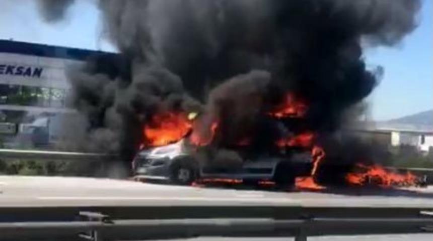 Tem Otoyolu’nda Minibüs Alev Alev Yandı