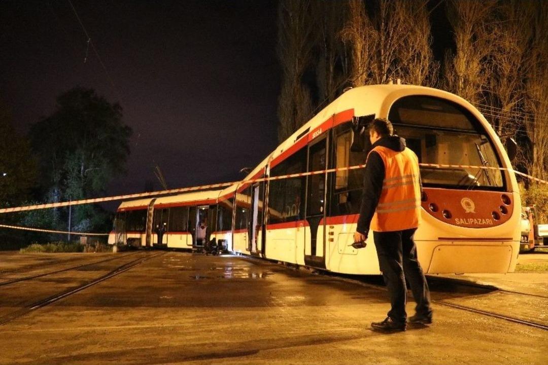 Samsun&rsquo;da Tramvay Araca &Ccedil;arptı: 1 Yaralı