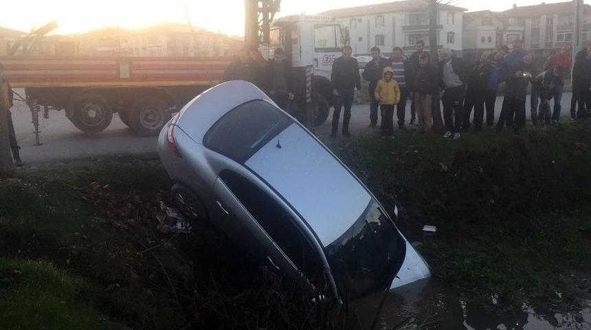 Otomobil Su Kanalına U&ccedil;tu, S&uuml;r&uuml;c&uuml;y&uuml; Vatandaşlar Kurtardı