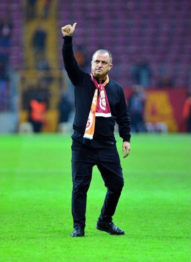 Fatih Terim Tribünlere Kayıtsız Kalmadı