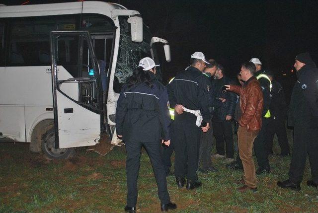 Otobüs İle Sivil Polis Otosu Çarpıştı: 3 Yaralı