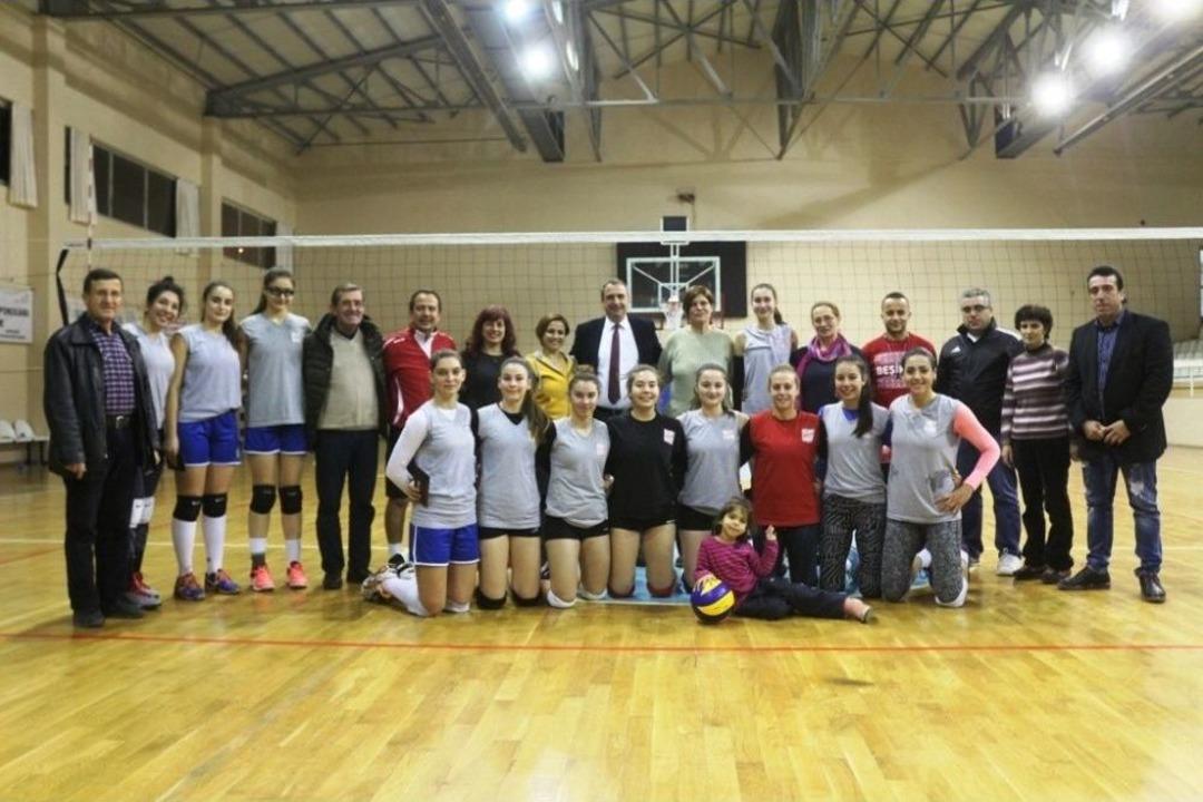Başkan Gen&ccedil;er&rsquo;den Başarılı Voleybolculara Yılbaşı Morali