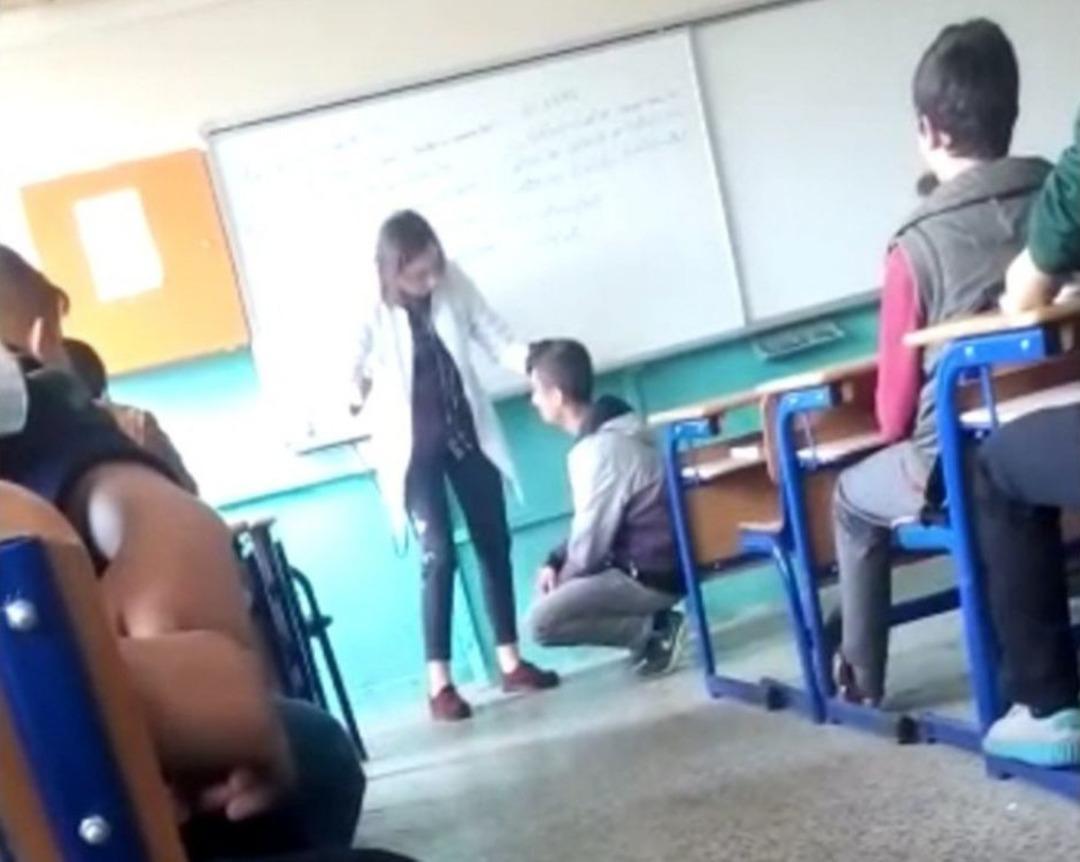 Kadın &Ouml;ğretmenden &Ouml;ğrenciye Sınıfta Şiddet