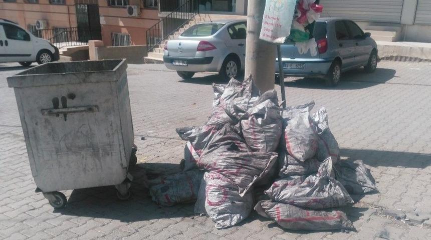 Devletin Verdiği Onlarca Torba K&ouml;m&uuml;r&uuml; &Ccedil;&ouml;pe Attılar