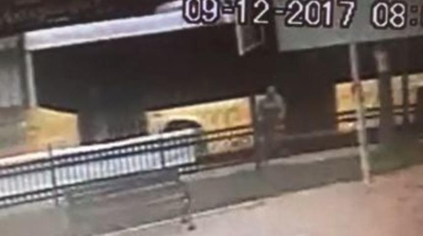 (&ouml;zel Haber) 70 Yaşındaki Temizlik İş&ccedil;isi Yolu S&uuml;p&uuml;r&uuml;rken Az Daha Canından Oluyordu