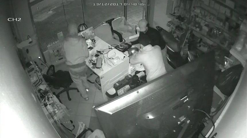 (&ouml;zel) Kadık&ouml;y&rsquo;&uuml;n G&ouml;beğinde D&uuml;kkanı Taşır Gibi Rahat Rahat Soydular