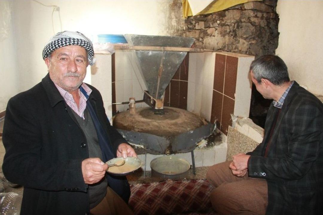 Ermenilerden Kalma Değirmende Tahin &Uuml;retimi
