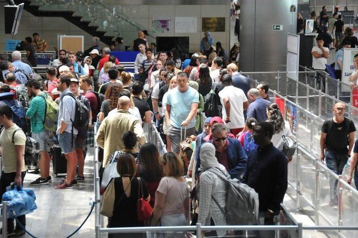Atatürk Havalimanı’nda Bayram Yoğunluğu Başladı G3