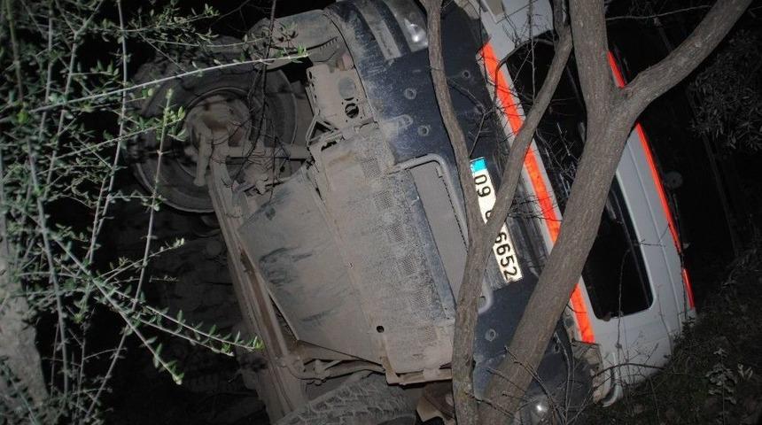 Hafriyat Kamyonu Dereye U&ccedil;tu, S&uuml;r&uuml;c&uuml;s&uuml; Hastaneye Kaldırıldı