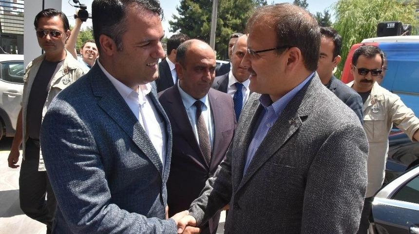 Başbakan Yardımcısı &Ccedil;avuşoğlu, Bayram &Ouml;ncesi Hastaları Unutmadı