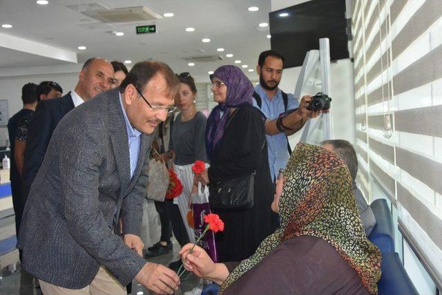Başbakan Yardımcısı Çavuşoğlu, Bayram Öncesi Hastaları Unutmadı