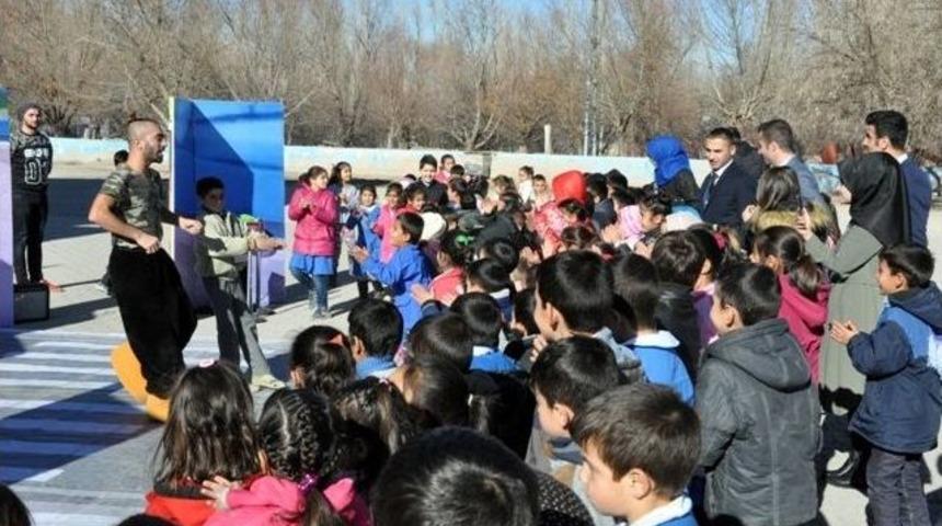 Doğubayazıt’ta 3 Bin Öğrenci Tiyatro Gösterisi İle Eğlendi