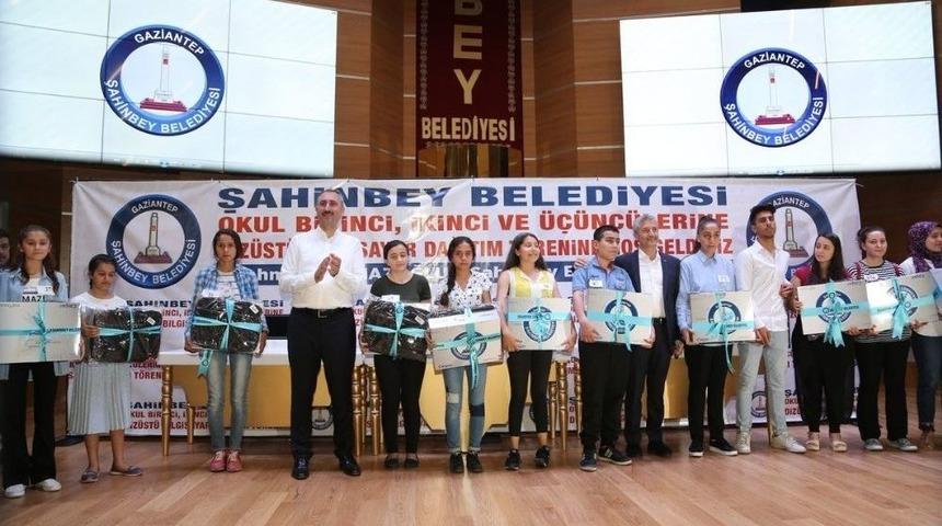 Şahinbey Belediyesi&rsquo;nden Başarılı &Ouml;ğrencilere Bilgisayar