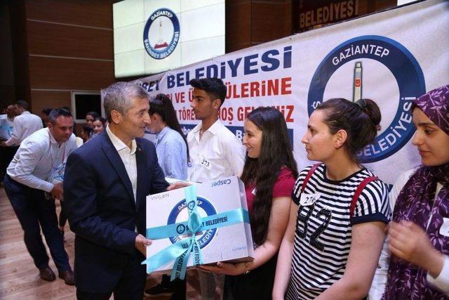 Şahinbey Belediyesi’nden Başarılı Öğrencilere Bilgisayar