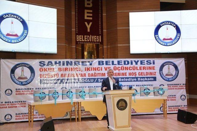 Şahinbey Belediyesi’nden Başarılı Öğrencilere Bilgisayar