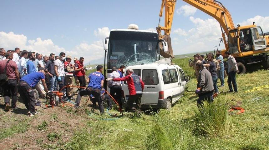 Kamyonetle Yolcu Otobüsü Çarpıştı: 1 Ölü, 11 Yaralı