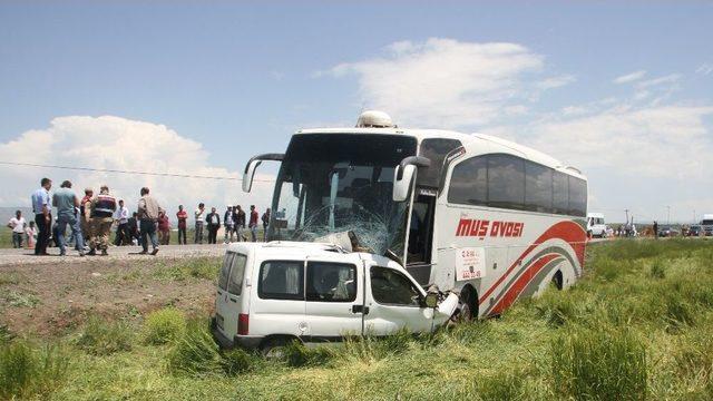 Kamyonetle Yolcu Otobüsü Çarpıştı: 1 Ölü, 11 Yaralı