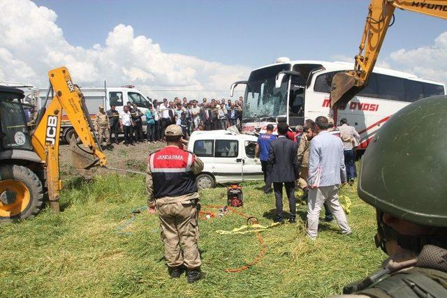 Kamyonetle Yolcu Otobüsü Çarpıştı: 1 Ölü, 11 Yaralı