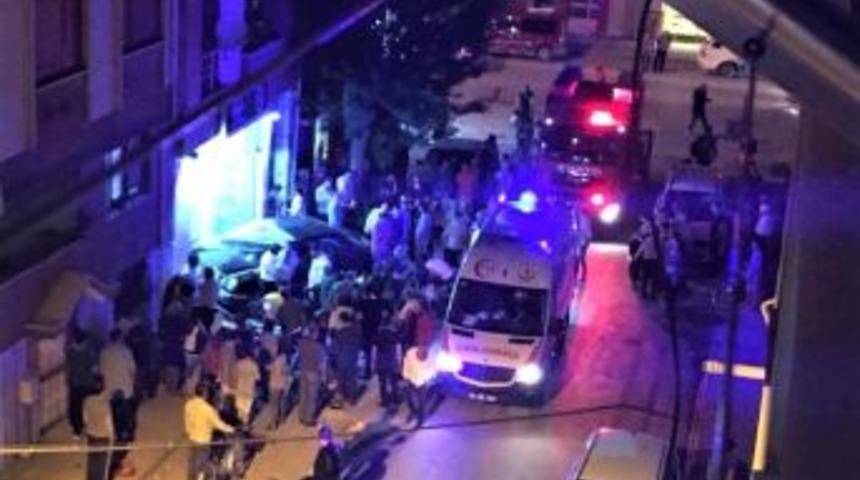 Önce Park Halindeki Motosiklet Ve İki Yayaya, Ardından İş Yerinin Duvarına Çarparak Durabildi