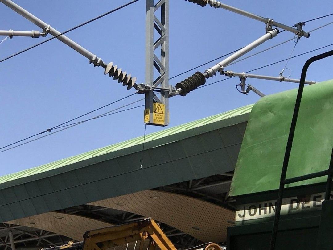 Vagondaki Bi&ccedil;erd&ouml;verin Tepesine &Ccedil;ıkan Gen&ccedil;, Akıma Kapılıp Ağır Yaralandı