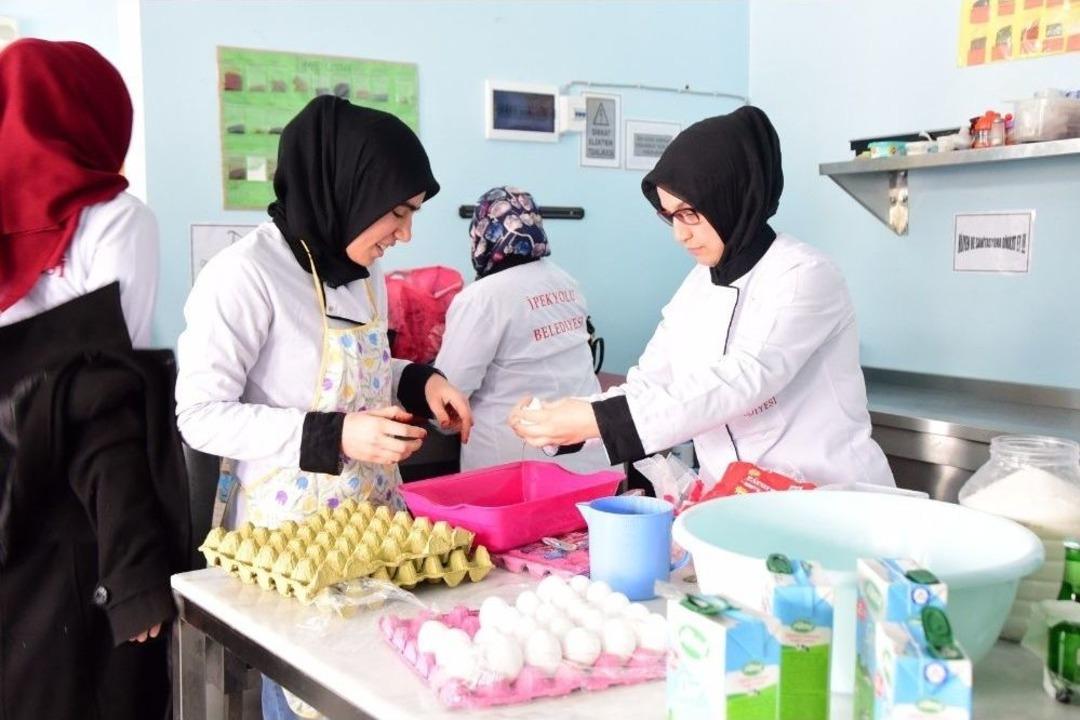 İpekyolu Belediyesinin Kurslarına Vatandaştan Yoğun İlgi