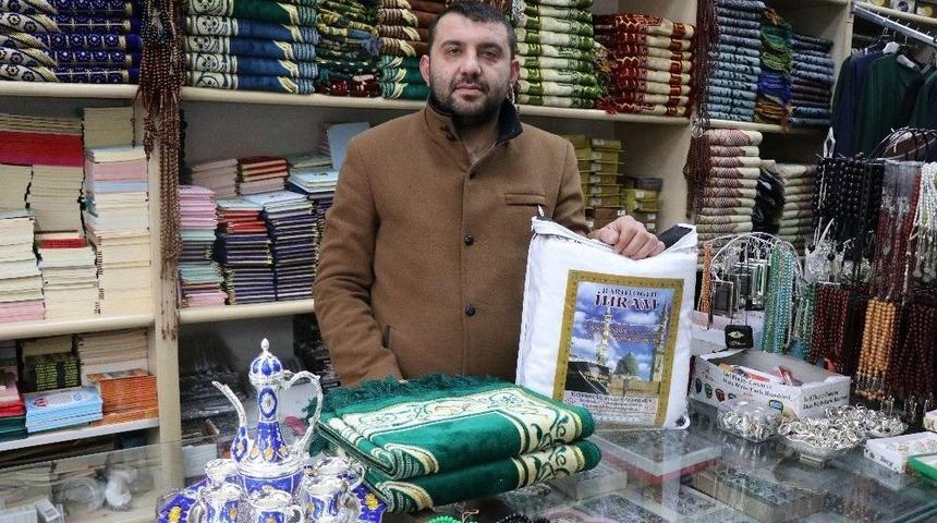 Hac Kayıtları Başladı, Hac Malzemeleri Satan Esnafta Yoğunluk Yaşandı