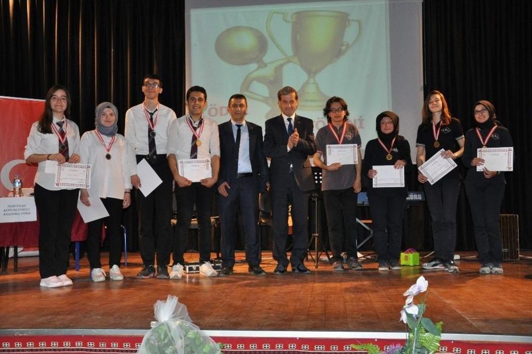 Liselilerin M&uuml;nazara Yarışı