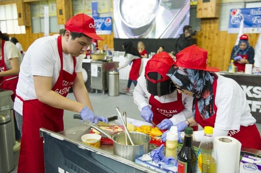 Gen&ccedil;ler Yemekleriyle Yarıştı