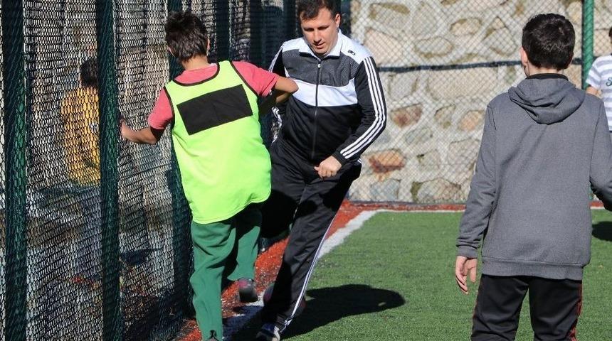 &Ccedil;ocuklarla Futbol Oynadı, &Ccedil;ay Budadı
