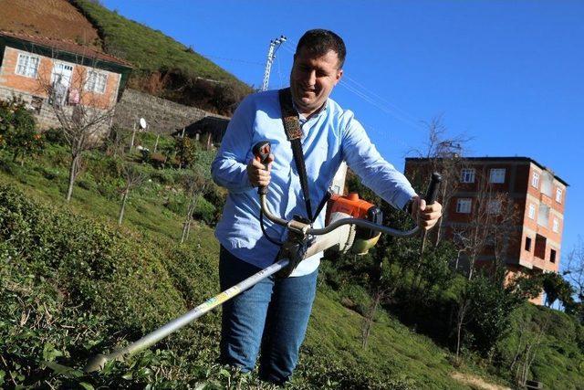 Çocuklarla Futbol Oynadı, Çay Budadı