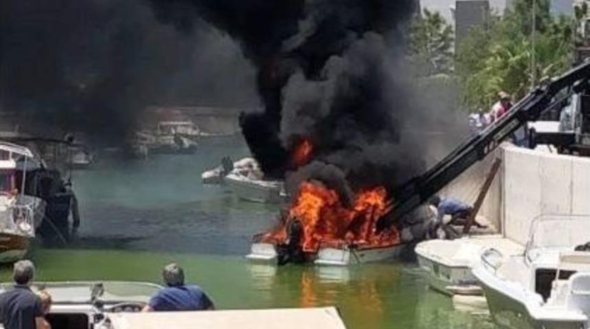 Denize İndirilen Tekne Alev Alev Yandı