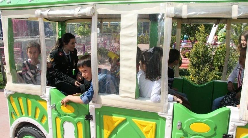 Jandarmadan &Ouml;ğrencilere B&uuml;y&uuml;k Jest