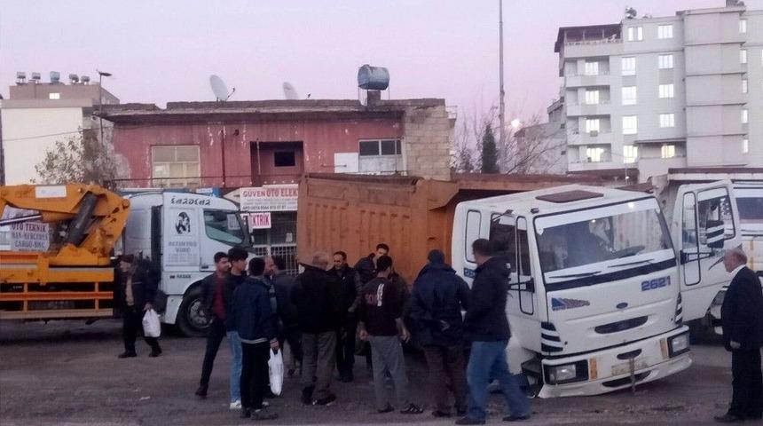 (&ouml;zel Haber) Kamyon Seyir Halindeyken Yol &Ccedil;&ouml;kt&uuml;