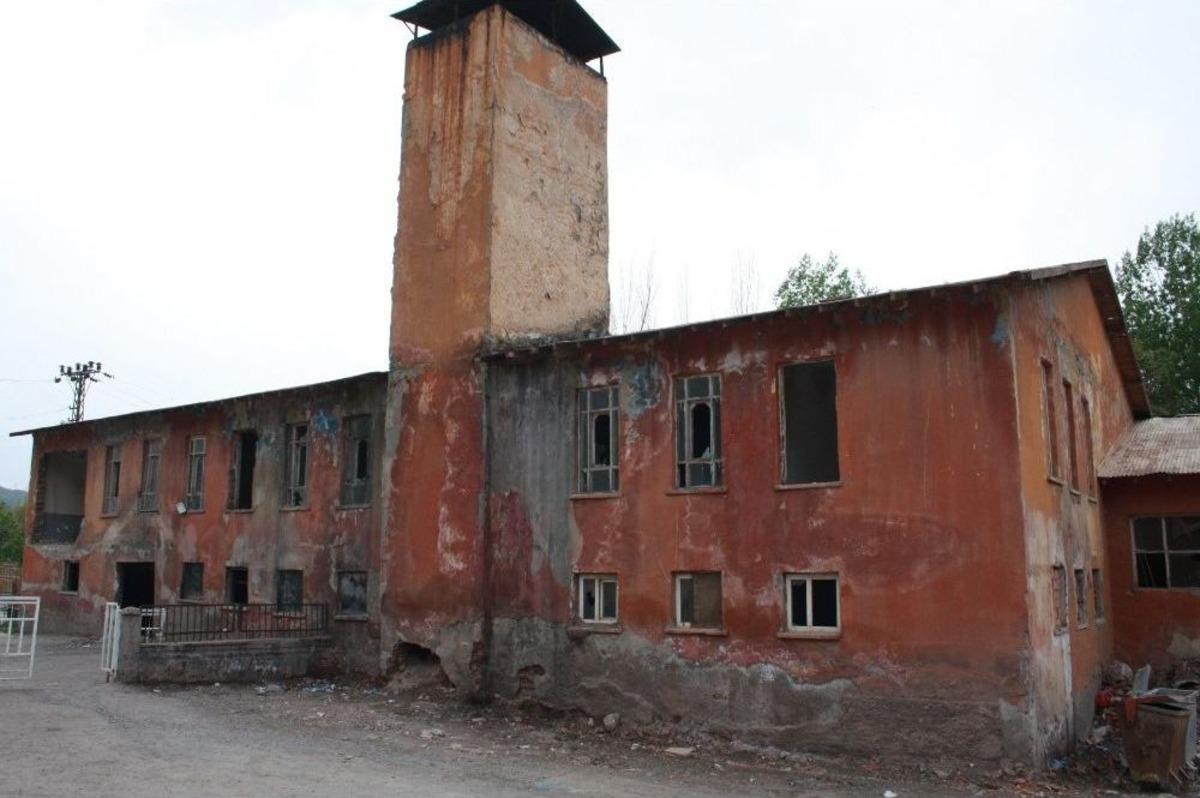 Beyt&uuml;şşebap&rsquo;ın En Eski Okulu Ay Yıldız Motifi İle Yapılmış