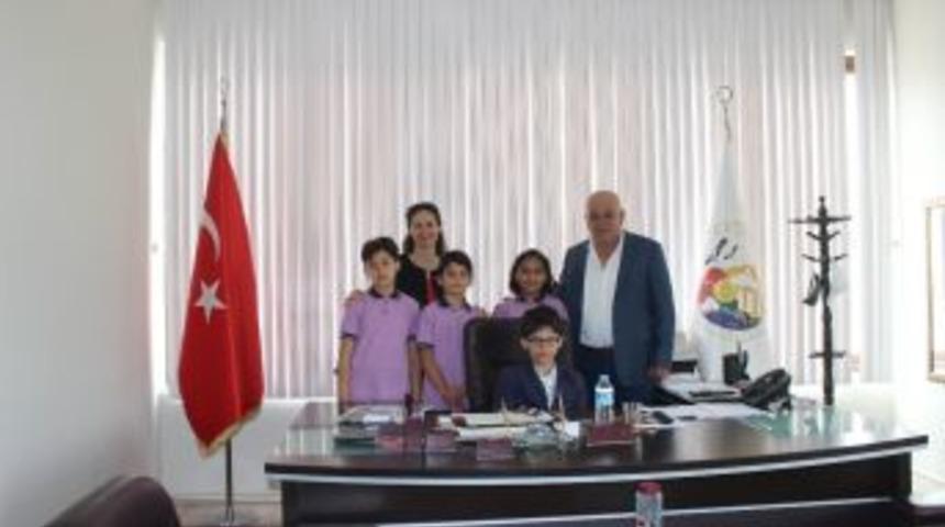 Başkan Kara&ccedil;elik, Koltuğunu &Ccedil;ocuklara Devretti