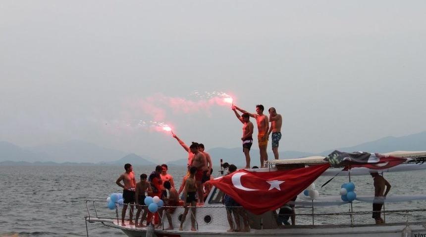 &Ouml;ğrenciler Diplomalarına Kula&ccedil; Atarak Ulaştı