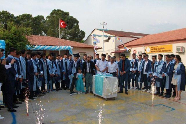 Öğrenciler Diplomalarına Kulaç Atarak Ulaştı