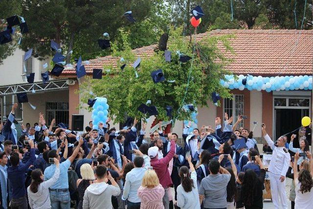 Öğrenciler Diplomalarına Kulaç Atarak Ulaştı